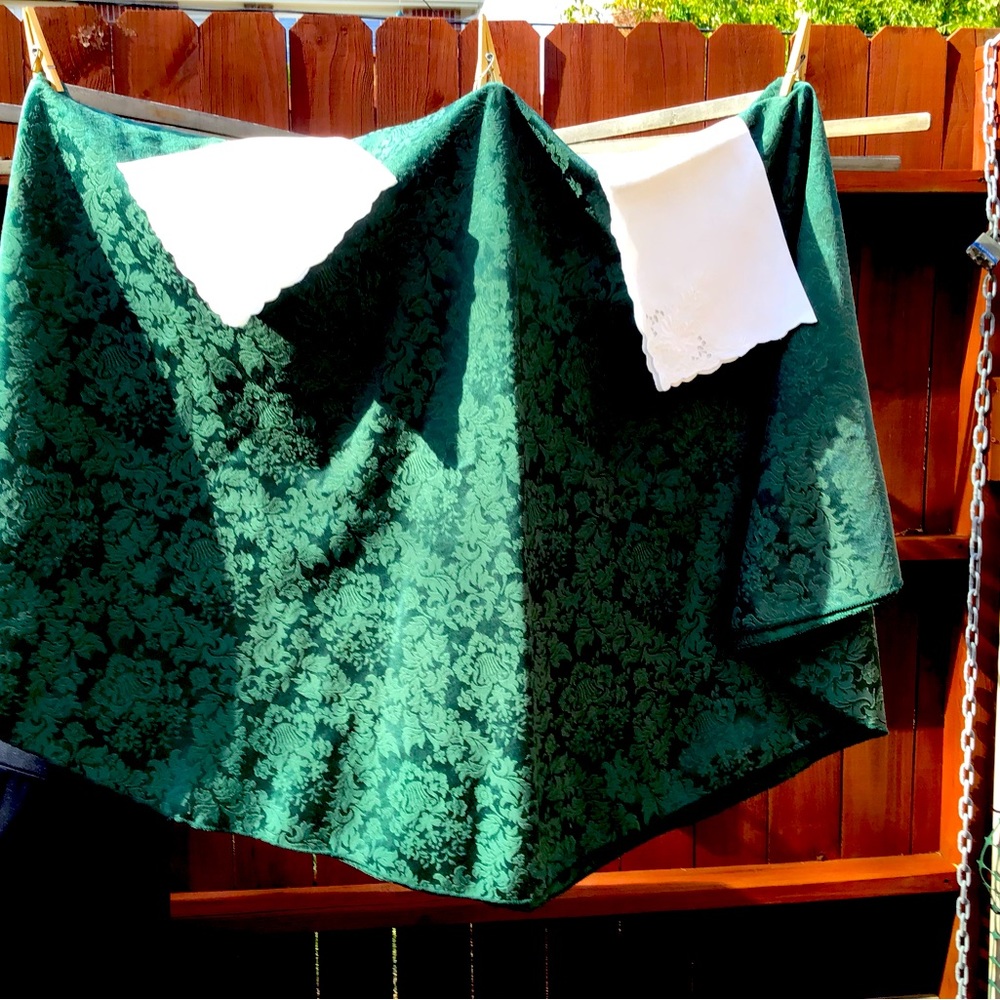 ROUND GREEN TABLECLOTH PLUS NAPKINS